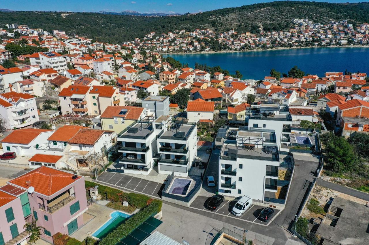 Luxury Apartment Pia With Swimming Pool And Grill Трогир Екстериор снимка