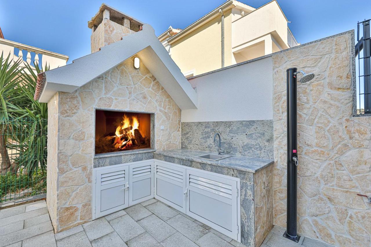 Luxury Apartment Pia With Swimming Pool And Grill Трогир Екстериор снимка